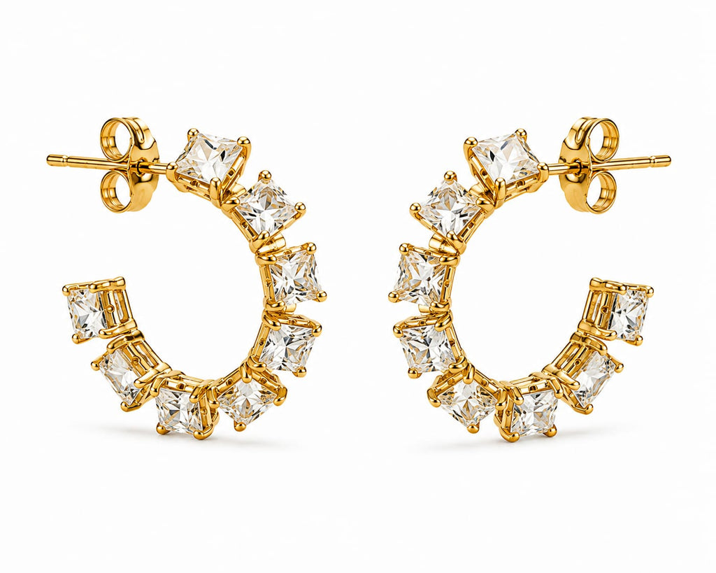 Brincos Meia Argola Zircônias Transparentes Quadradas – Aço Inoxidável & Banho a Ouro PVD