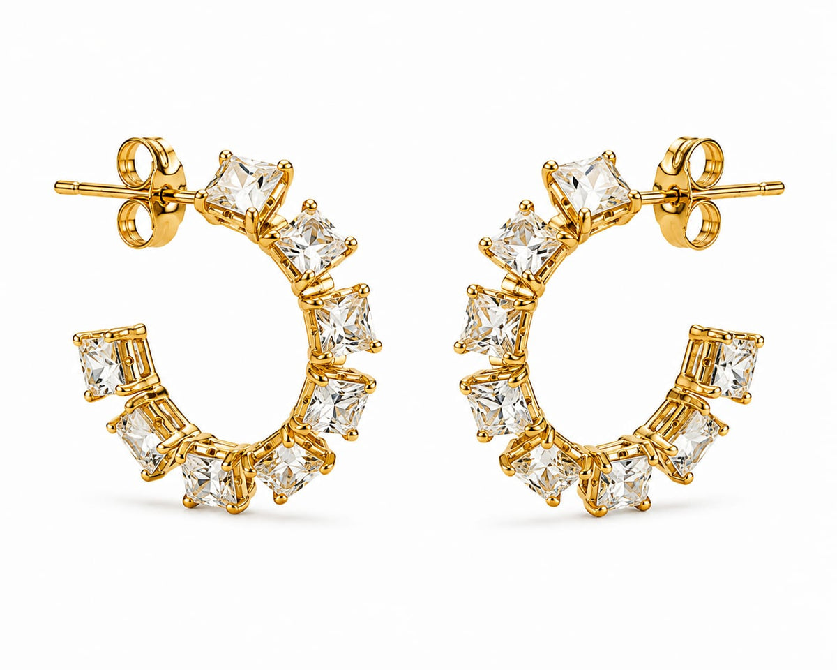Brincos Meia Argola Zircônias Transparentes Quadradas – Aço Inoxidável & Banho a Ouro PVD