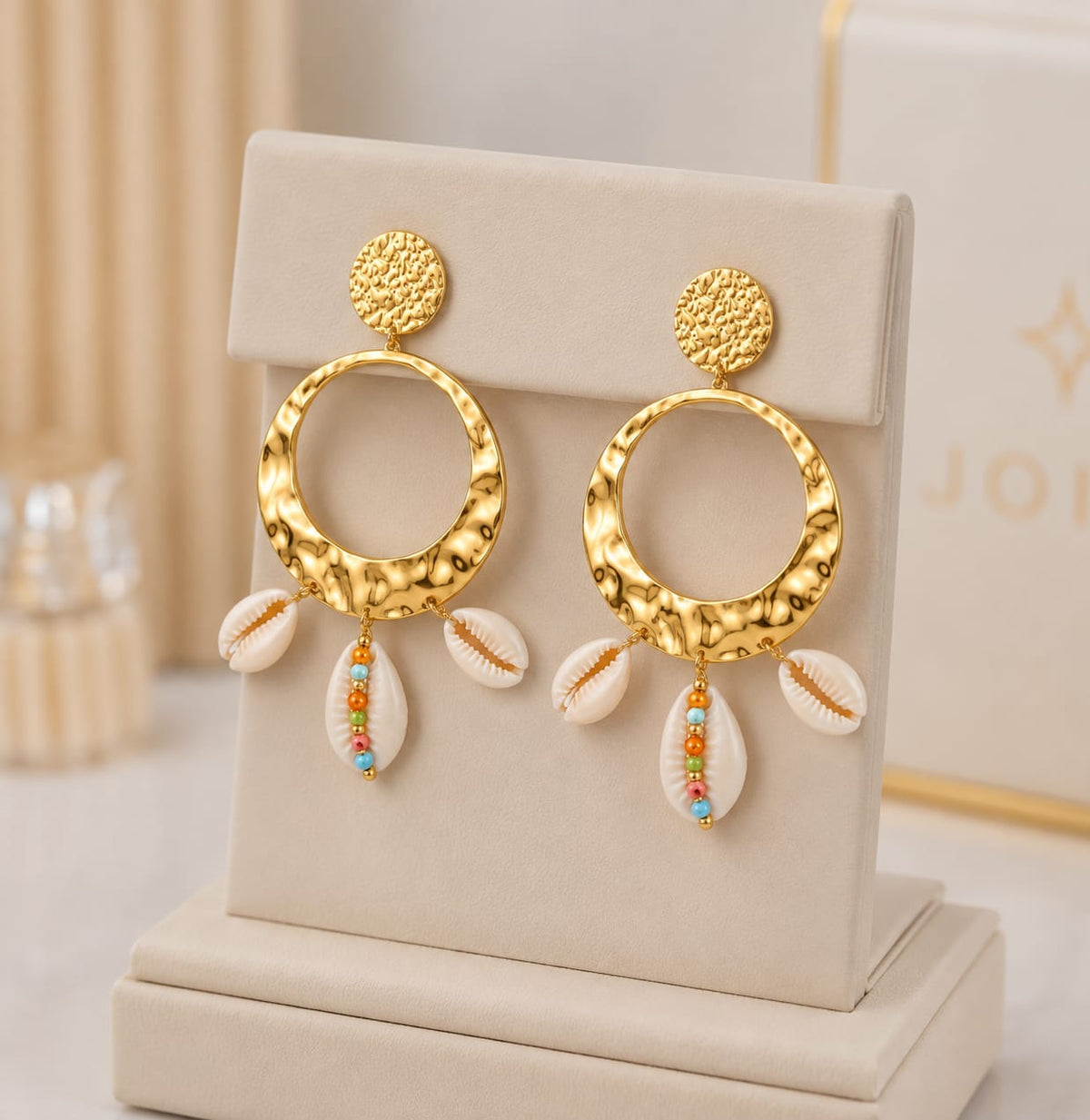 Brincos Argola Martelada Búzios & Contas Coloridas – Aço Inoxidável & Banho a Ouro PVD