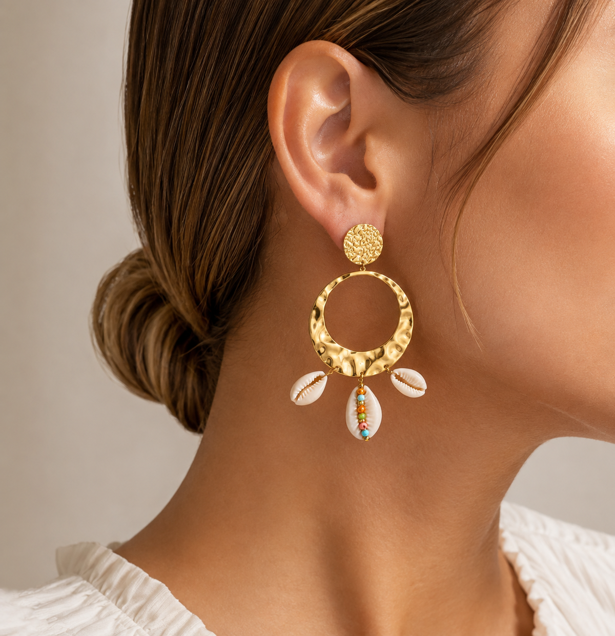 Brincos Argola Martelada Búzios & Contas Coloridas – Aço Inoxidável & Banho a Ouro PVD