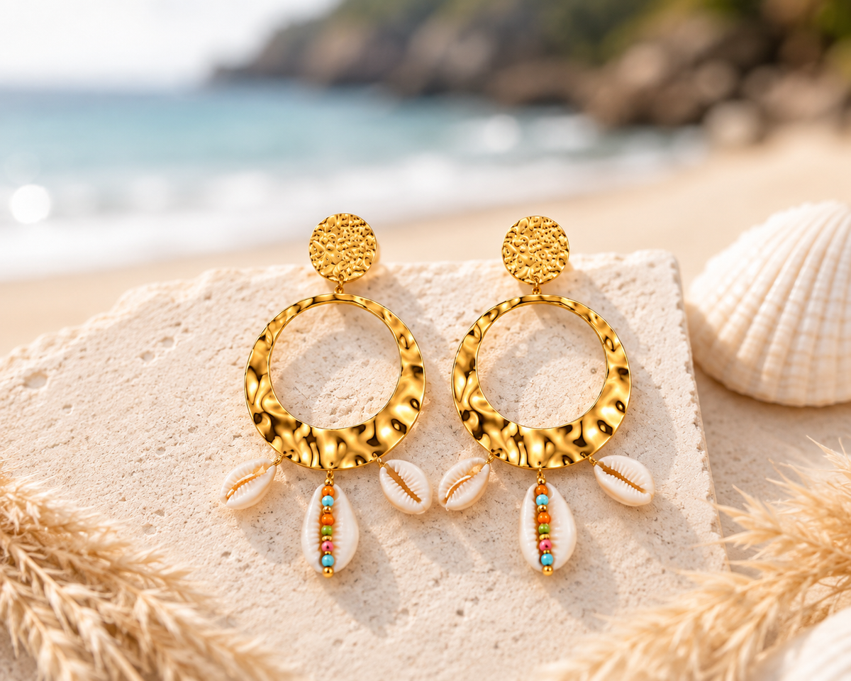 Brincos Argola Martelada Búzios & Contas Coloridas – Aço Inoxidável & Banho a Ouro PVD