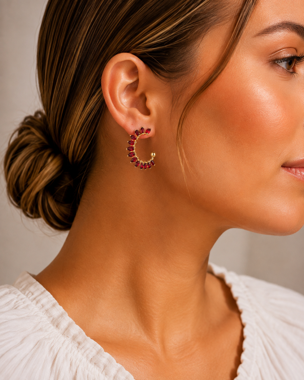 Brincos Meia-Argola Zircônias Vermelhas Marquise – Aço Inoxidável & Banho a Ouro PVD
