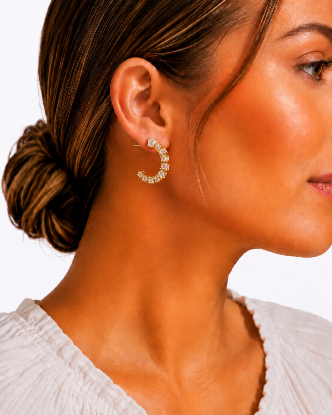 Brincos Meia Argola Zircônias Transparentes Quadradas – Aço Inoxidável & Banho a Ouro PVD