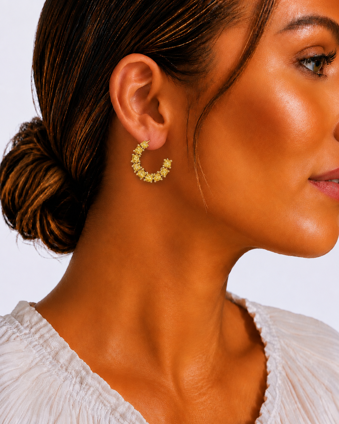 Brincos Meia-Argola Zircónias Amarelas Quadradas – Aço Inoxidável & Banho a Ouro PVD