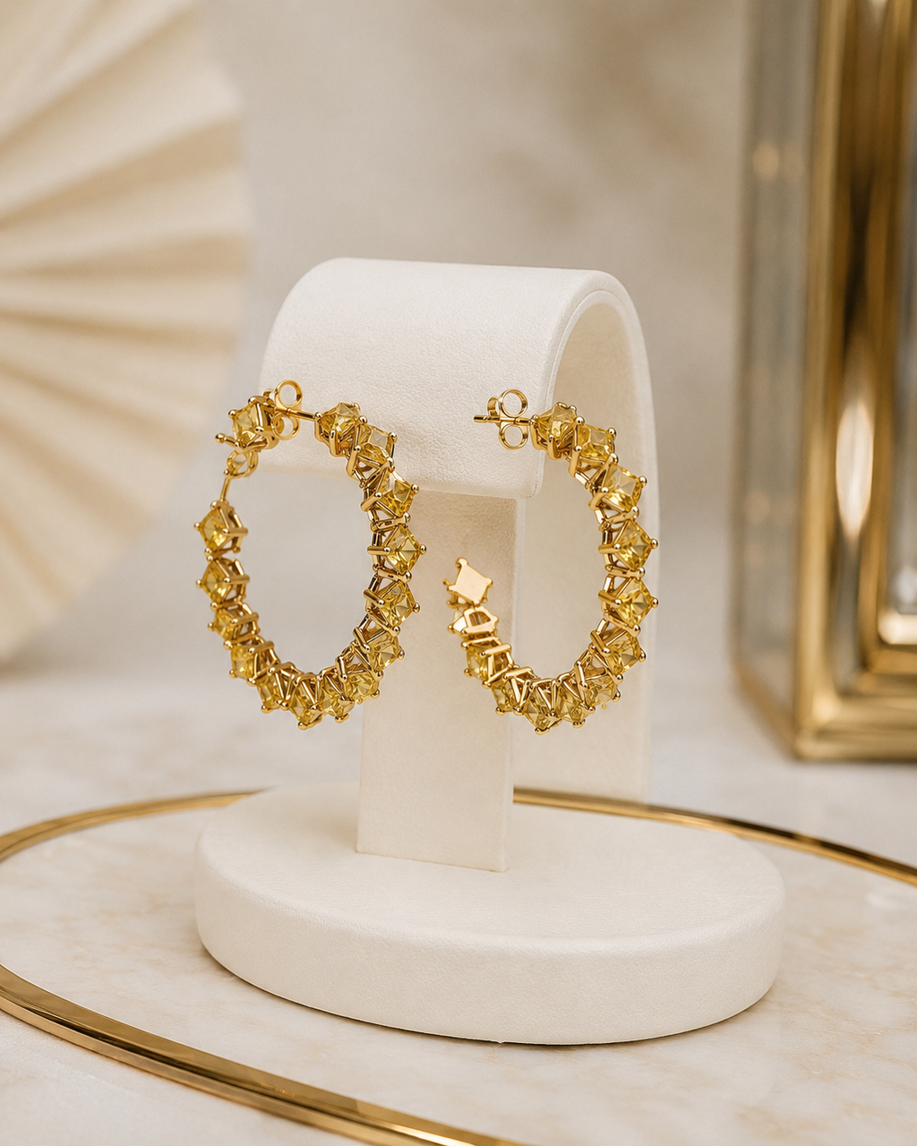 Brincos Meia-Argola Zircónias Amarelas Quadradas – Aço Inoxidável & Banho a Ouro PVD