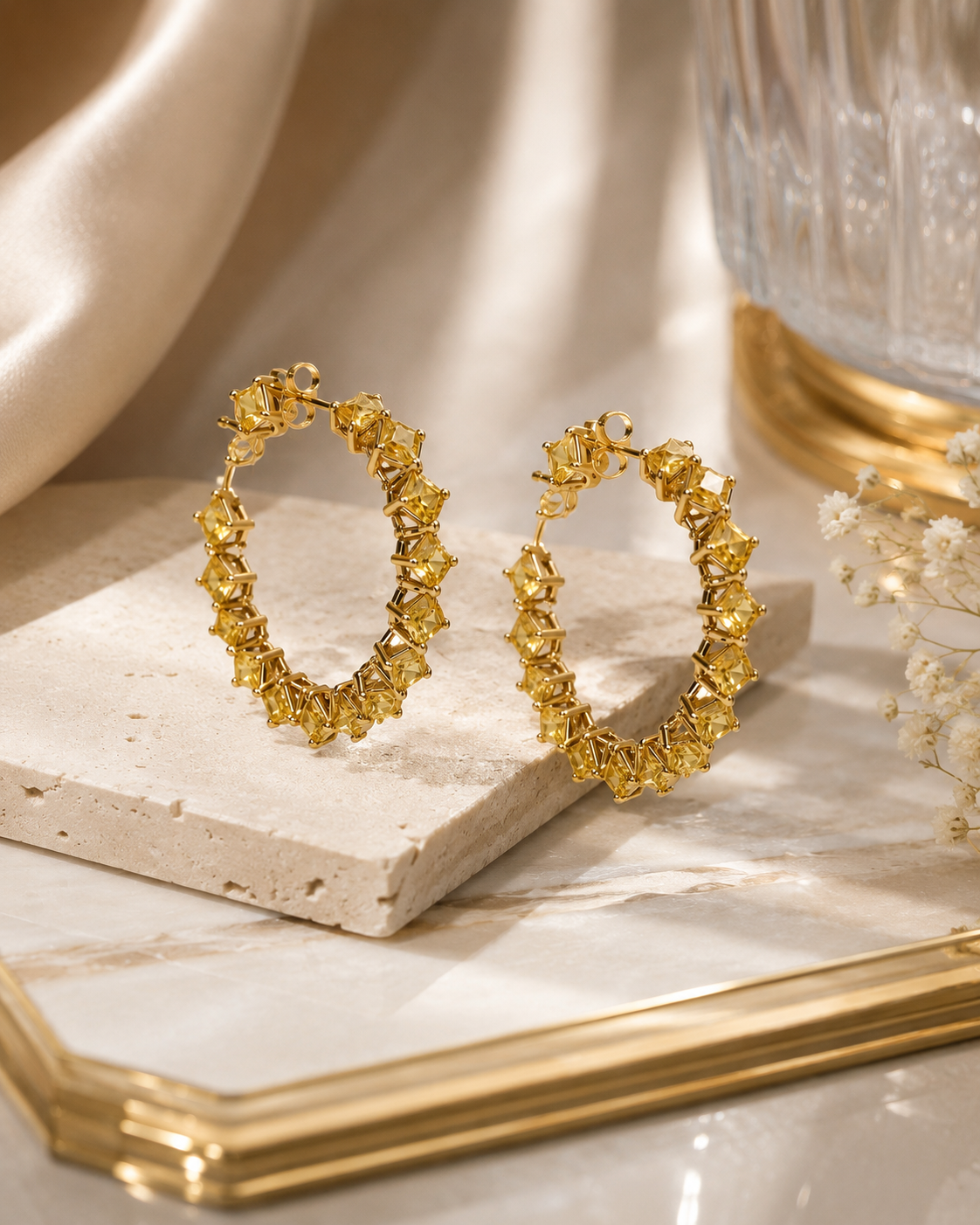 Brincos Meia-Argola Zircónias Amarelas Quadradas – Aço Inoxidável & Banho a Ouro PVD