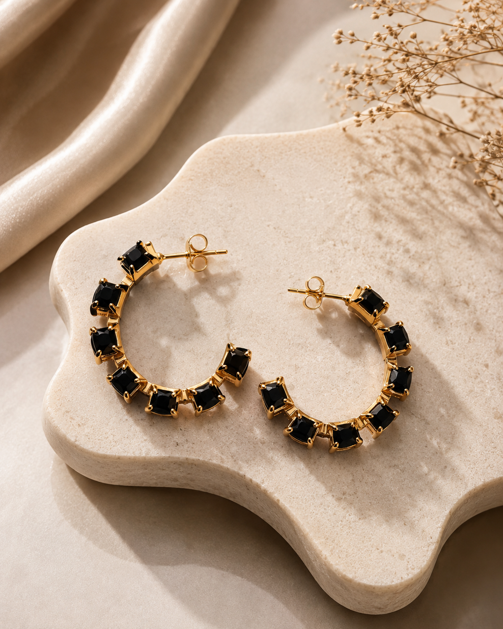 Brincos Meia-Argola Zircónias Pretas quadradas – Aço Inoxidável & Banho a Ouro PVD