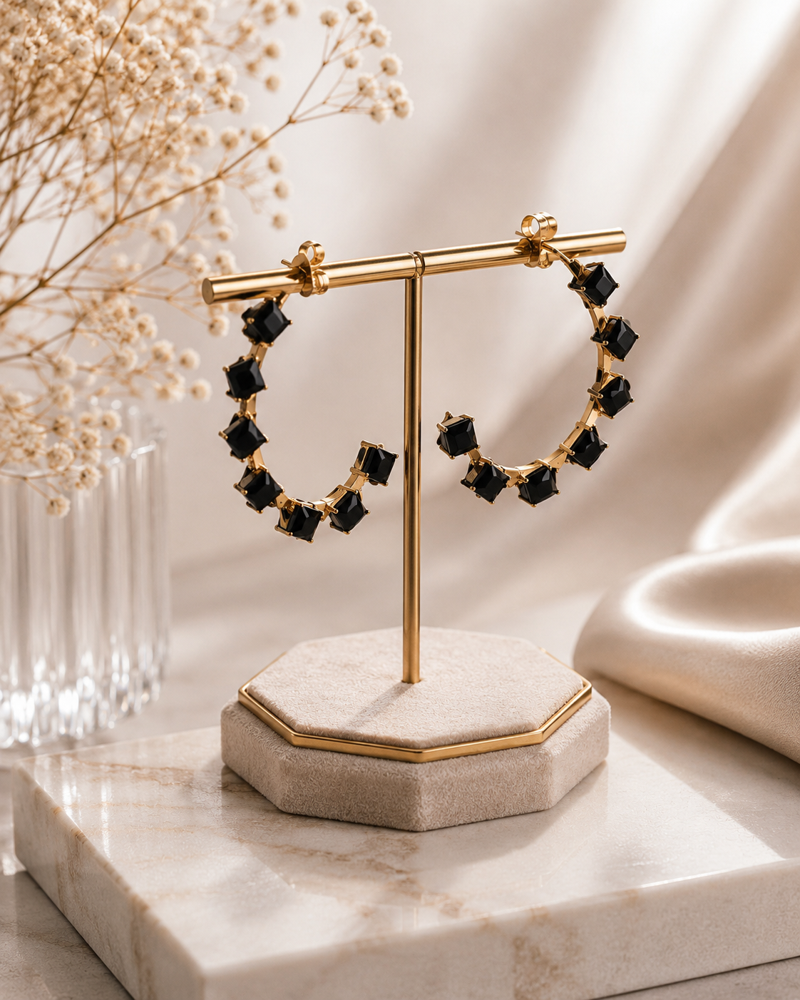 Brincos Meia-Argola Zircónias Pretas quadradas – Aço Inoxidável & Banho a Ouro PVD
