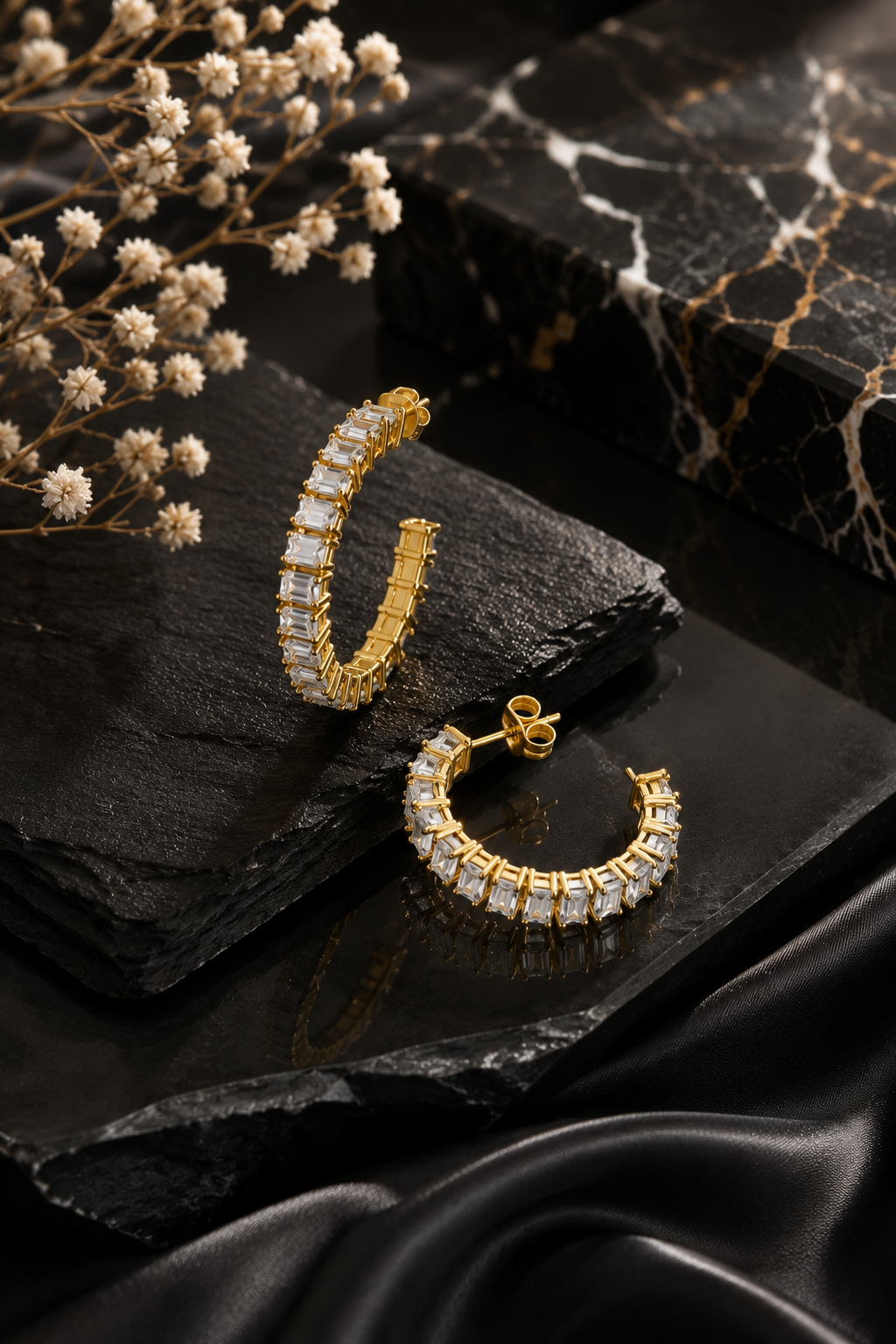 Brincos Meia-Argola Zircónias Transparentes retangulares – Aço Inoxidável & Banho a Ouro PVD