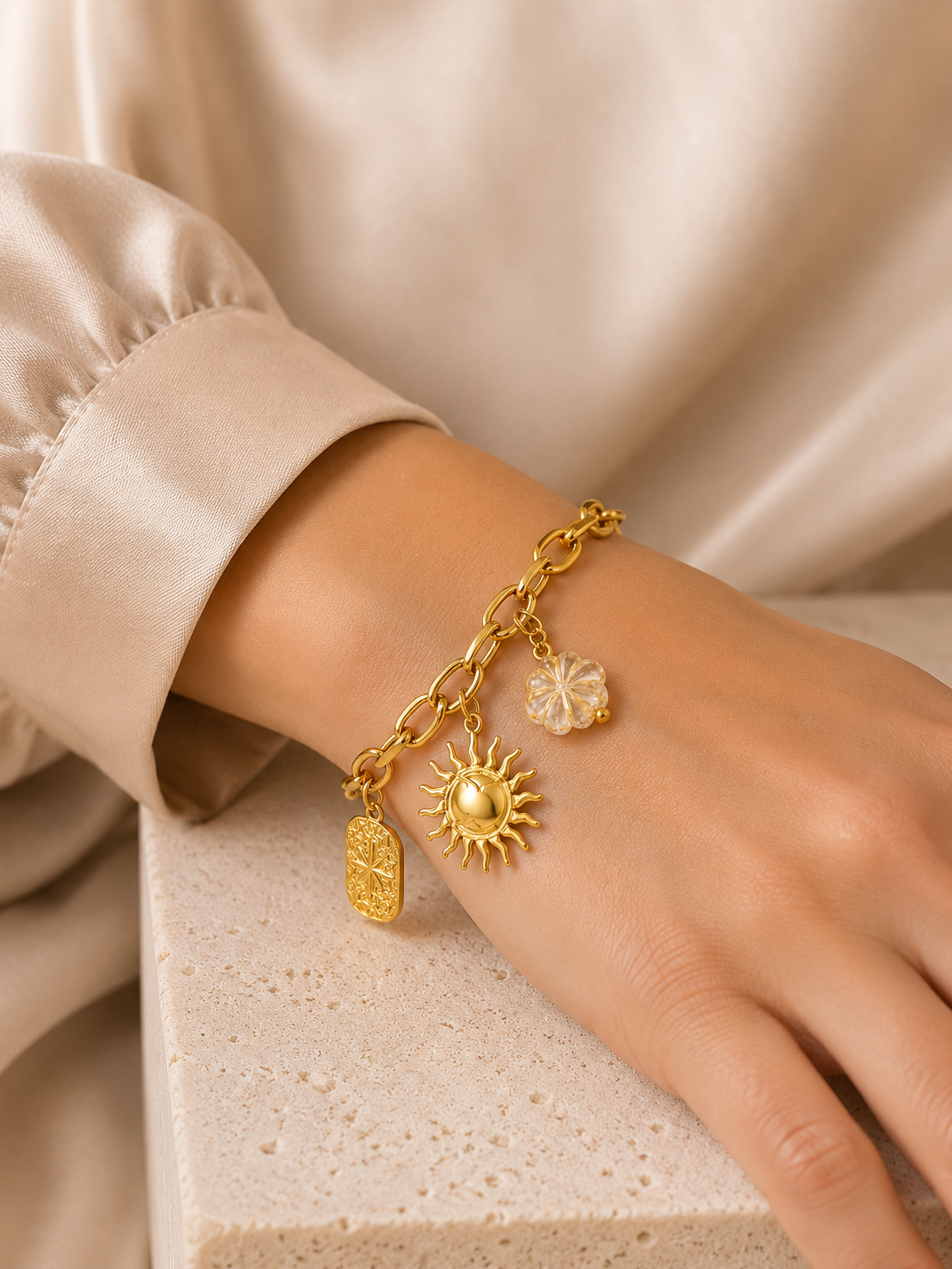 Pulseira Charms Sol Radiante & Flor de Cristal – Aço Inoxidável & Banho a Ouro PVD