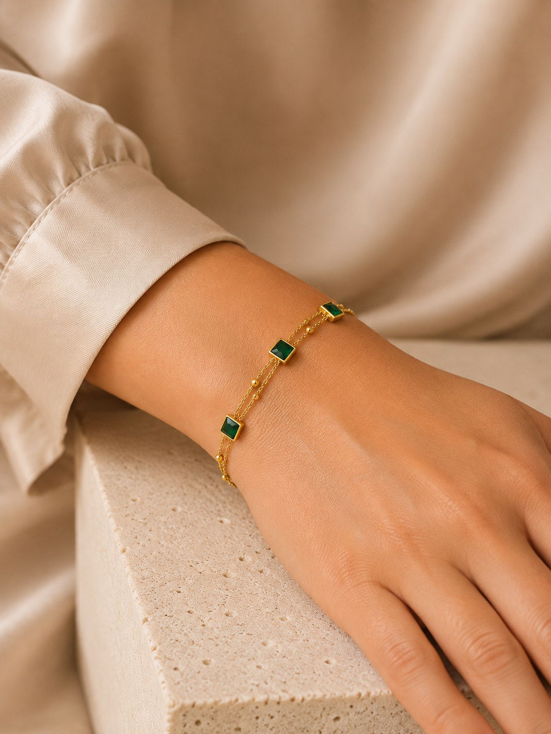 Pulseira Dupla Esmeralda Quadrada & Esferas – Aço Inoxidável & Banho a Ouro PVD