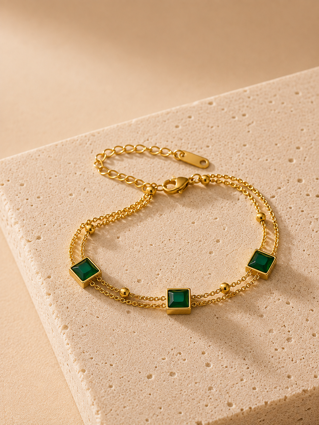 Doppelarmband Quadratischer Smaragd & Kugeln – Edelstahl & PVD-Goldbeschichtung