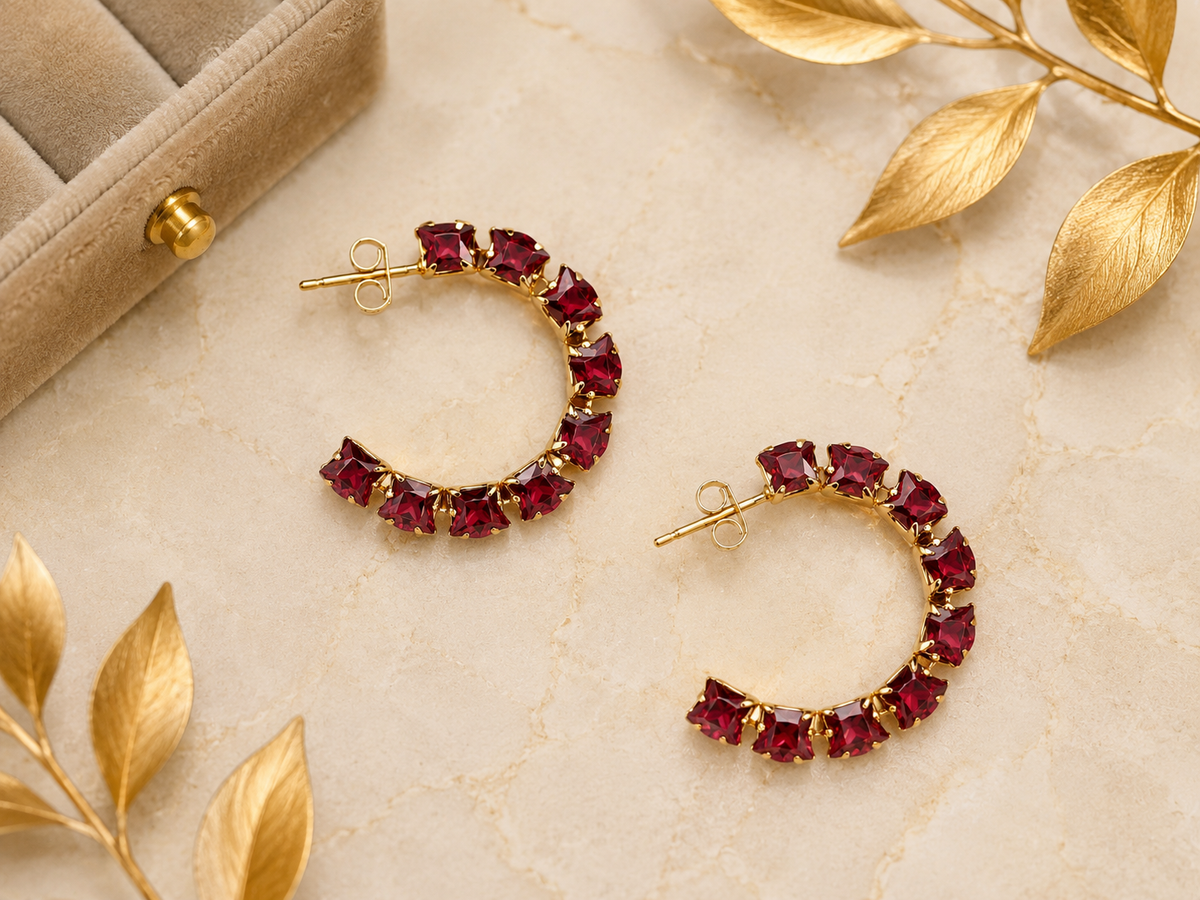 Brincos Meia-Argola Zircónias Vermelhas Quadradas – Aço Inoxidável & Banho a Ouro PVD