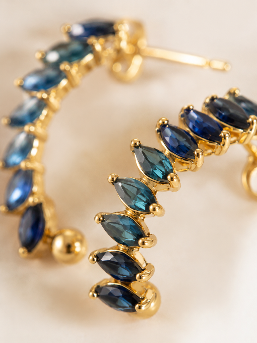 Brincos Meia-Argola Zircónias Azuis Marquise – Aço Inoxidável & Banho a Ouro PVD