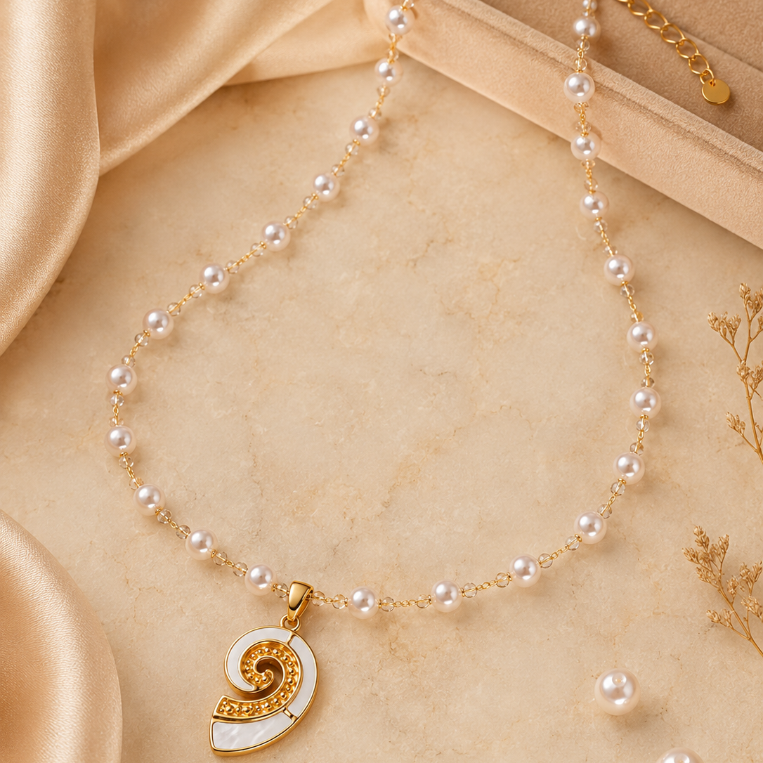 Colar Pérolas Concha Espiral Náutica – Aço Inoxidável & Banho a Ouro PVD