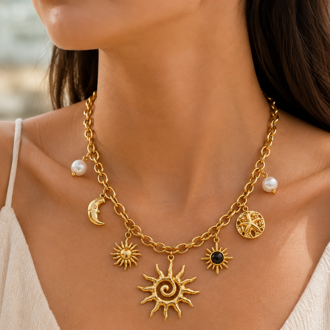 Colar Charms Sol Místico, Lua & Astros – Aço Inoxidável & Banho a Ouro PVD