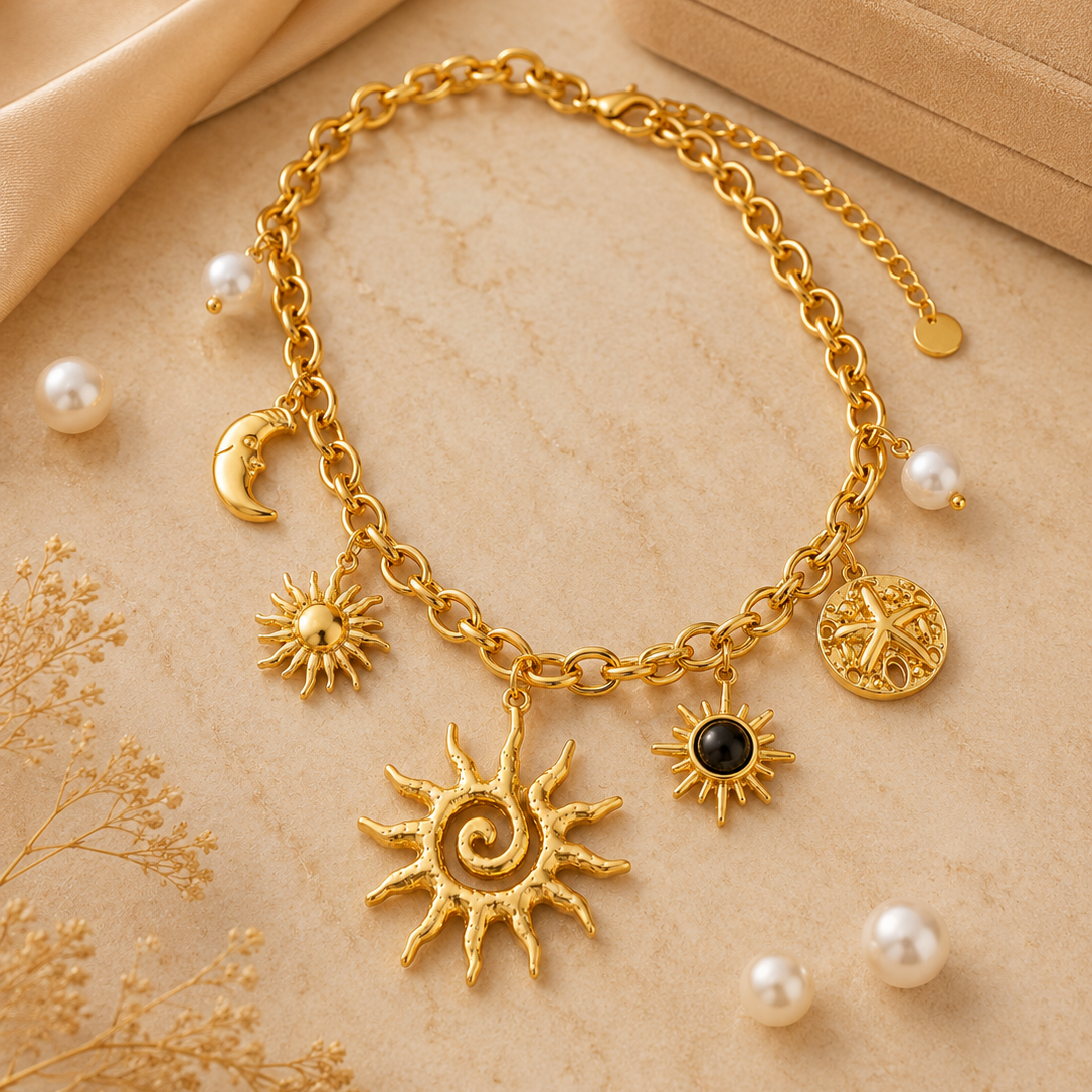 Colar Charms Sol Místico, Lua & Astros – Aço Inoxidável & Banho a Ouro PVD
